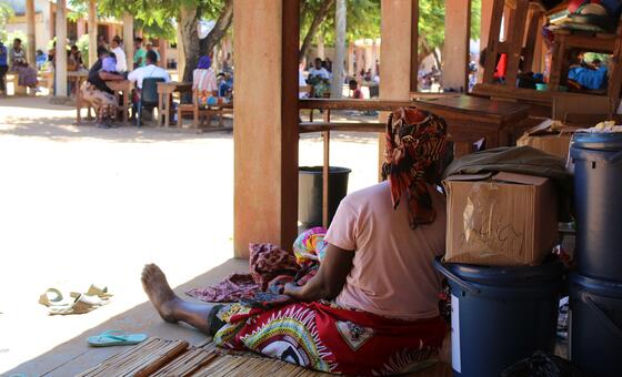 一名因近期洪水流离失所的妇女在莫桑比克加扎省的一所学校找到了庇护所。